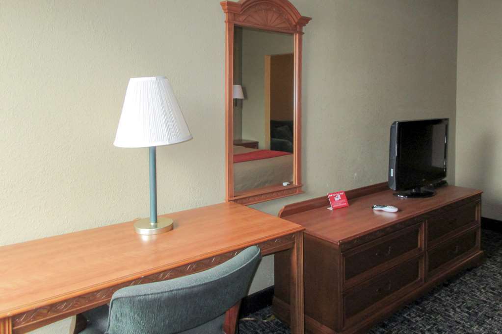 Quality Inn & Suites Ferdinand Habitación foto