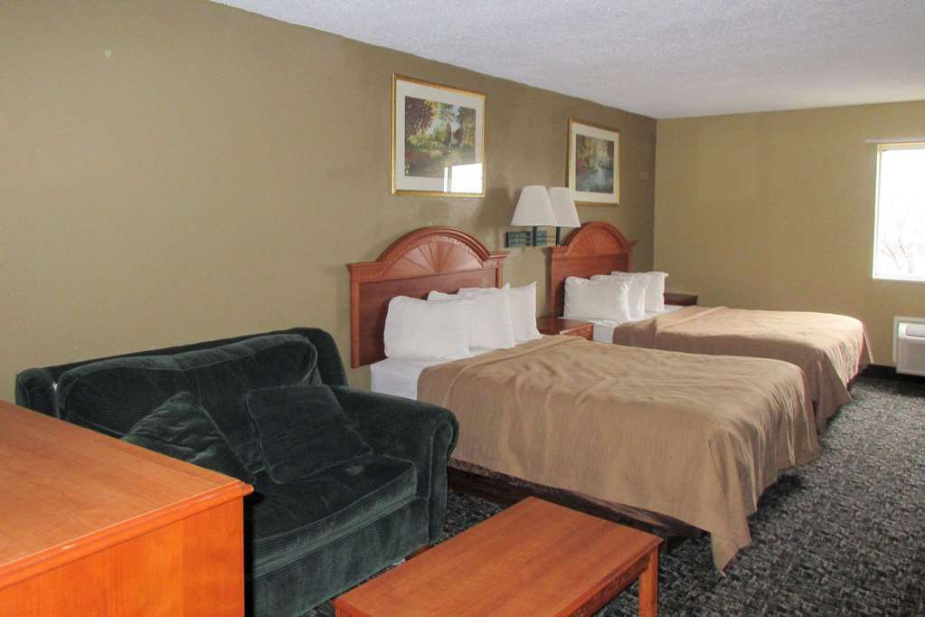 Quality Inn & Suites Ferdinand Habitación foto